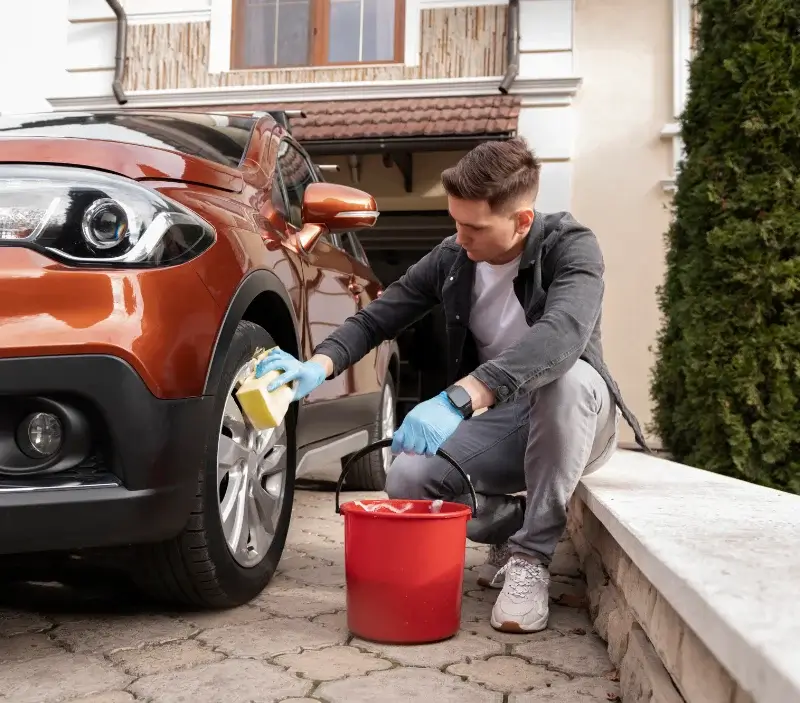 Lavage auto à domicile Lésigny : professionnel intervenant sur un véhicule
